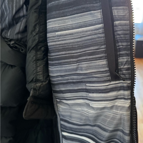 ❄️The North Face Women's Metropolis II Parka - Black with Rare Striped Lining ❄️ - Picture 5 of 9
